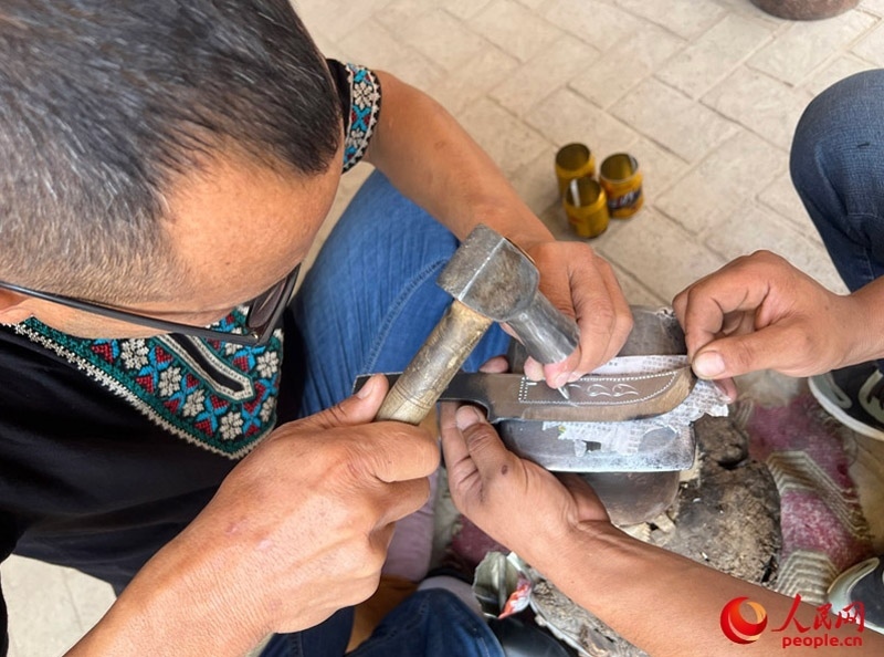 手工制作英吉沙小刀。人民網記者 常雪梅攝