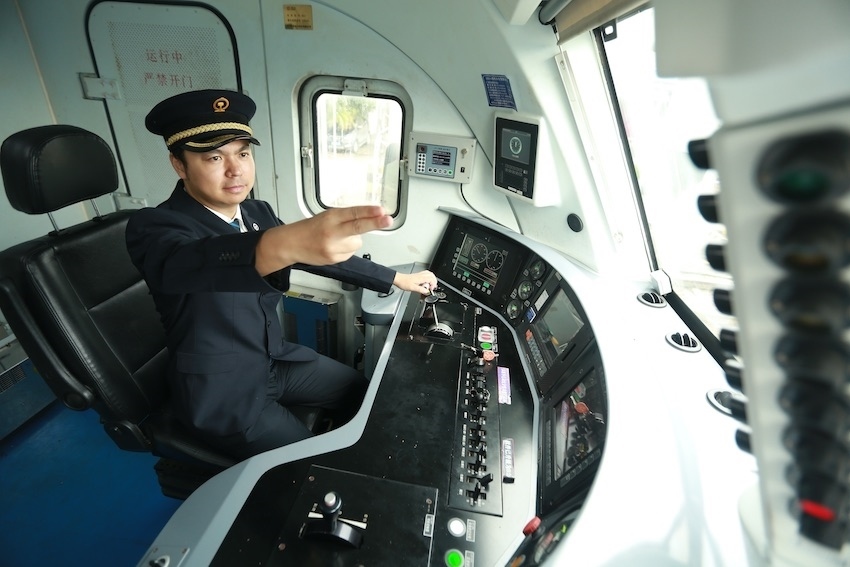 發(fā)車前，仲俊斕確認(rèn)儀表、指示燈狀態(tài)正常。成都機(jī)務(wù)段供圖