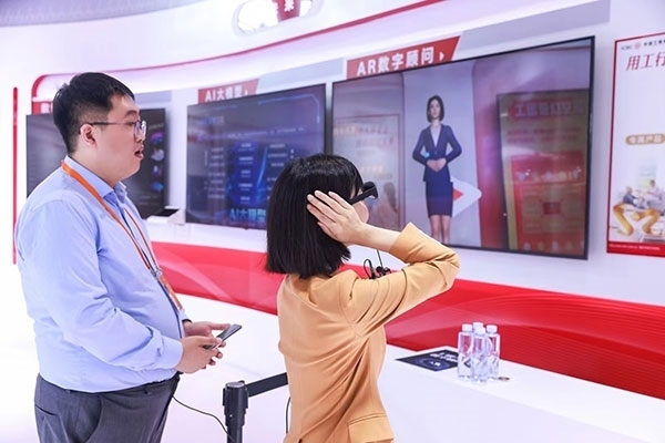 在工商銀行展臺，數(shù)字員工“工曉伴”與觀展游客互動。受訪者供圖