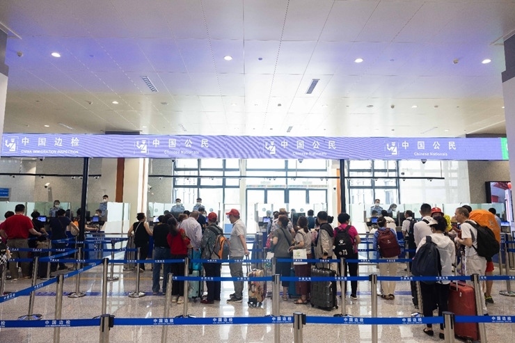 乘坐中老鐵路國(guó)際旅客列車的旅客在磨憨邊檢大廳排隊(duì)候檢。黃遠(yuǎn)飛 攝