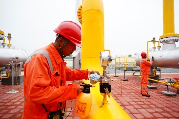 西氣東輸湖廣輸氣分公司員工在投產(chǎn)現(xiàn)場進行天然氣驗漏檢測。唐瑋峰攝