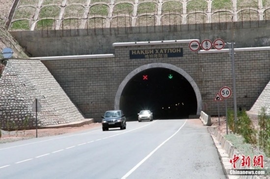 連接塔吉克斯坦南北的重要隧道之一哈特隆隧道由中國路橋承建，是塔國南北公路交通的重要干線道路，對促進塔吉克斯坦南北交流和國民經(jīng)濟發(fā)展具有重要意義。田冰攝