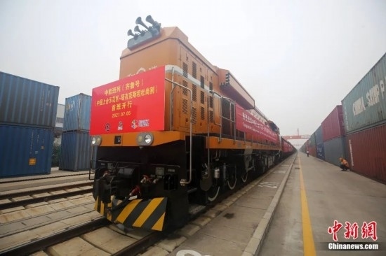 2021年7月5日，中國—上海合作組織地方經(jīng)貿(mào)合作示范區(qū)（簡稱“上合示范區(qū)”）前往塔吉克斯坦首都杜尚別的首班中歐班列（齊魯號）“上合快線”發(fā)出，從上合示范區(qū)青島多式聯(lián)運中心啟程，為中國及日本、韓國等周邊國家和地區(qū)與塔吉克斯坦經(jīng)貿(mào)往來提供了全新的物流解決方案。胡耀杰 攝