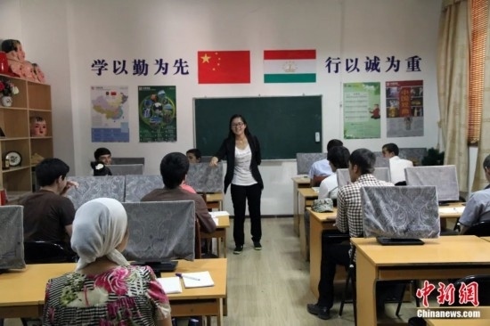 2014年，塔吉克斯坦國立民族大學(xué)的孔子學(xué)院內(nèi)，教師正在為塔吉克斯坦學(xué)生授課。田冰 攝