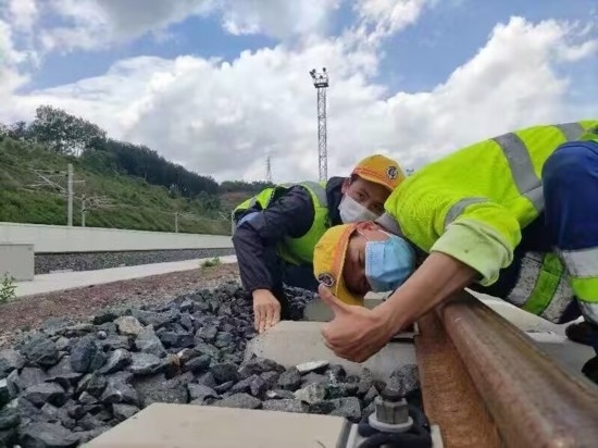 佟郎（左）正在檢修鐵路。受訪者供圖