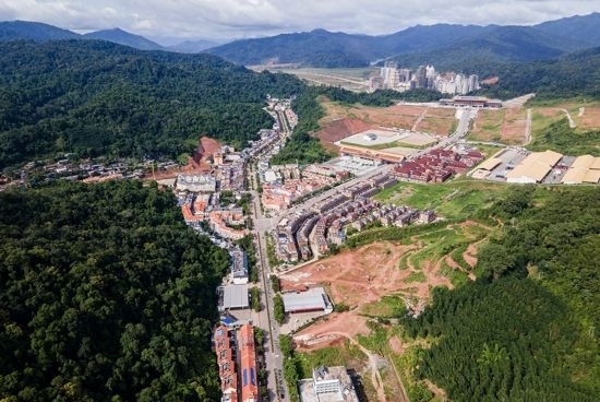 磨憨口岸俯瞰，右前方高層白色建筑群為老撾境內(nèi)。人民網(wǎng)記者 符皓攝