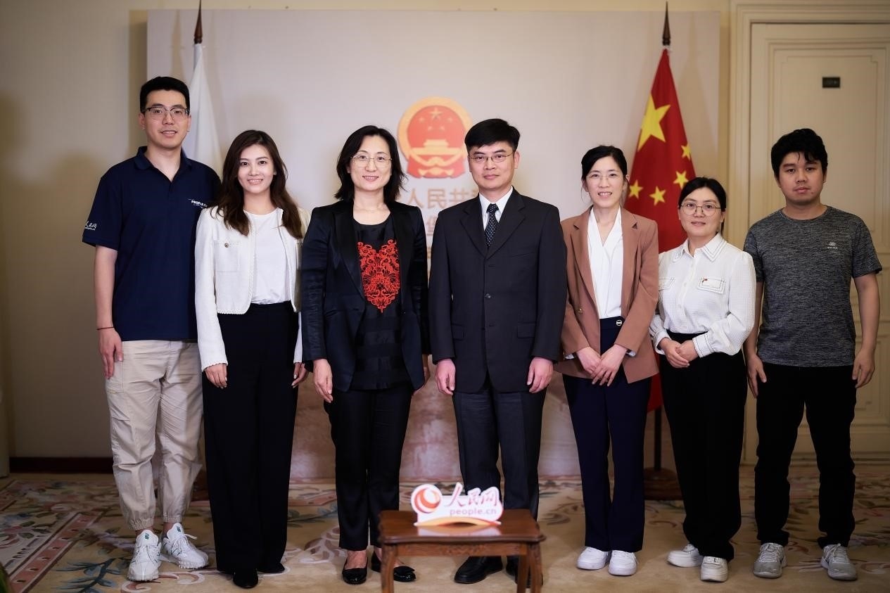 中國駐圣彼得堡副總領事張曉慶（左四）與人民網(wǎng)記者合影。