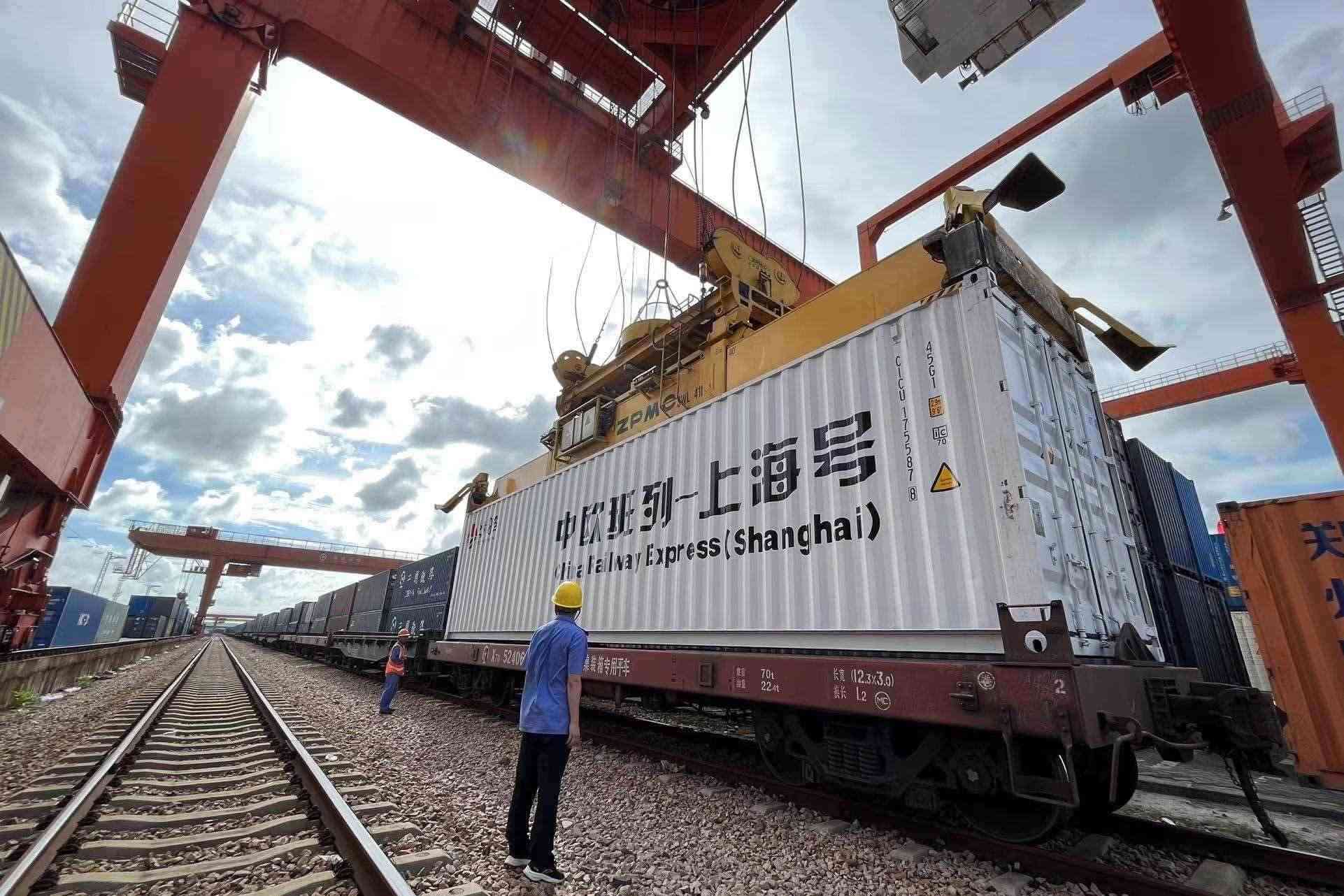 鐵路上海貨運(yùn)中心閔行站貨場(chǎng)內(nèi)，吊機(jī)在貨運(yùn)員的監(jiān)裝下進(jìn)行裝車落箱作業(yè)。人民網(wǎng) 皇甫萬(wàn)里攝