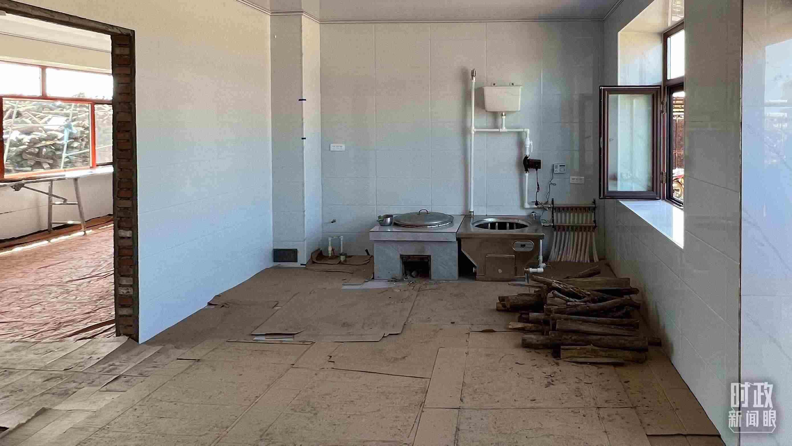 △龍王廟村內(nèi)，受災(zāi)房屋內(nèi)部正在進(jìn)行翻修。（總臺(tái)央視記者邢彬拍攝）