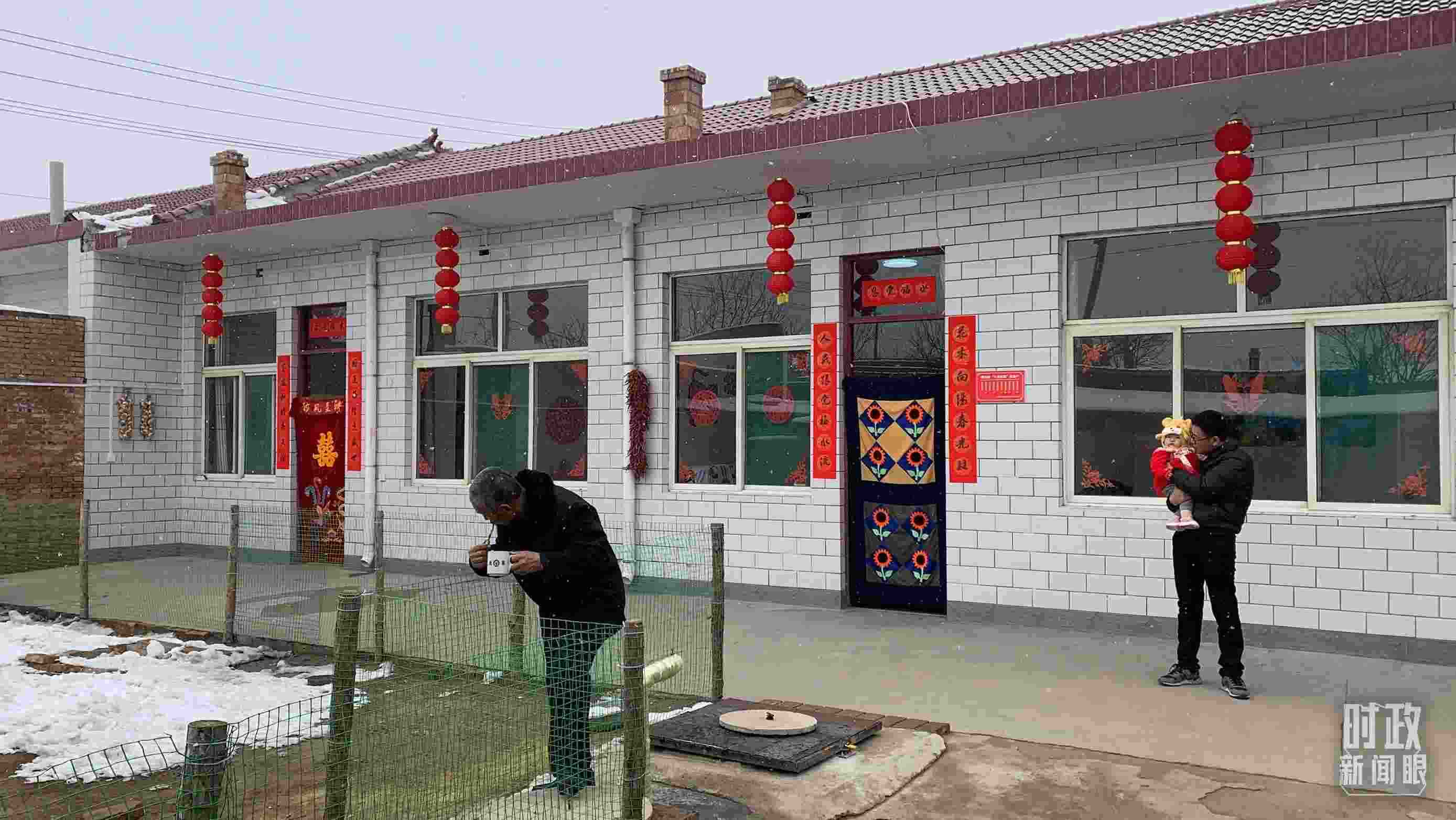 △ 當(dāng)年春節(jié)來(lái)臨之前，馮南垣村受災(zāi)村民全部搬進(jìn)了新家。（總臺(tái)央視記者段德文拍攝）