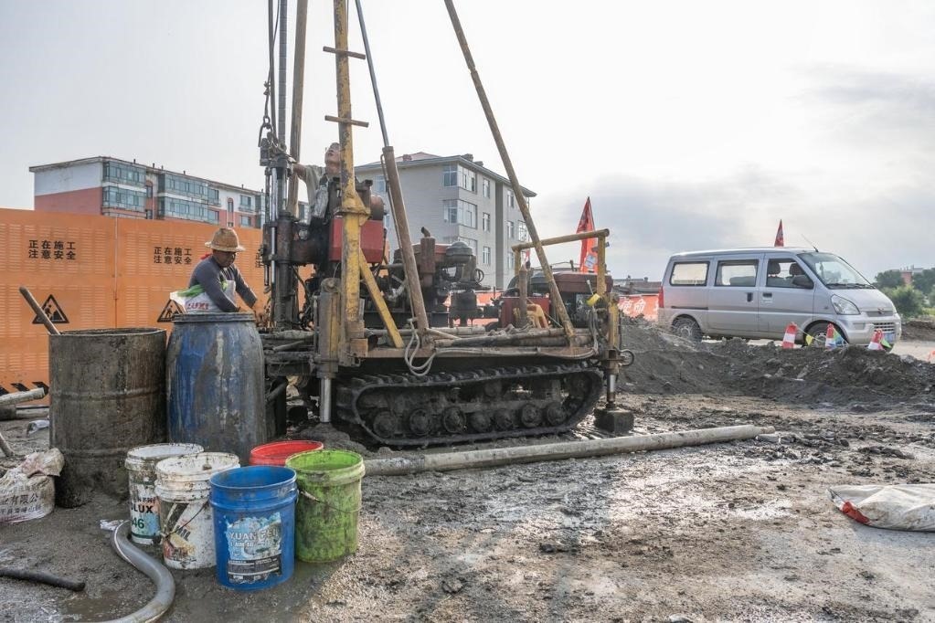 近日，在黑龍江省尚志市老街基鄉(xiāng)，施工人員正在作業(yè)。新華社記者 謝劍飛 攝