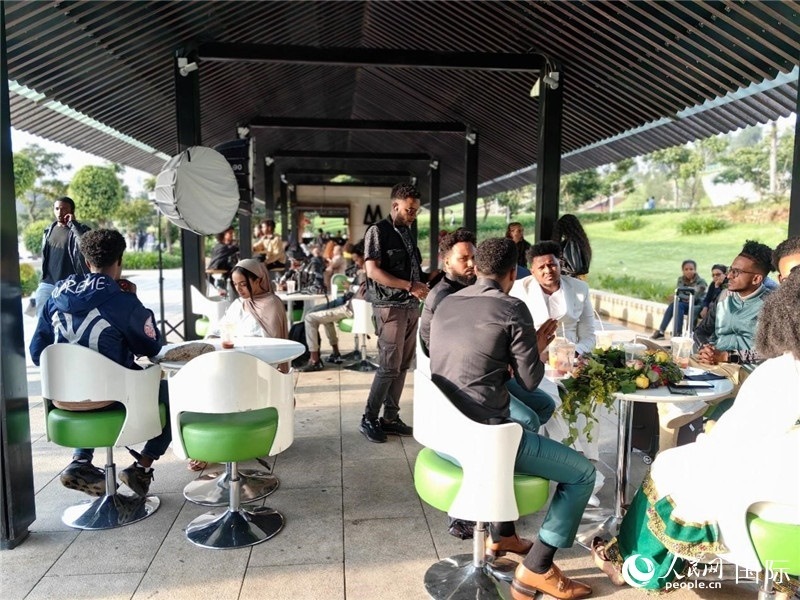 友誼廣場的果汁店一座難求。人民網(wǎng)記者 陳星星攝