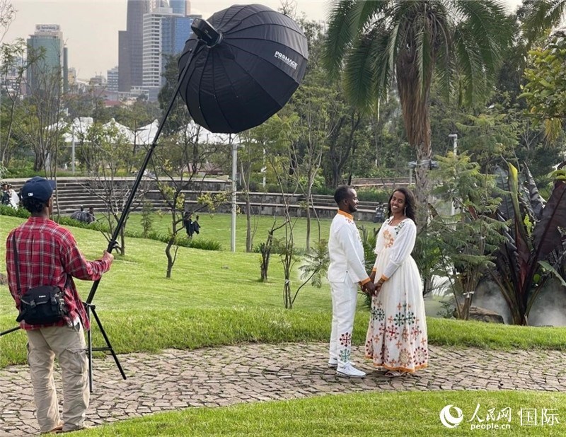 一對新人在友誼廣場拍照。人民網(wǎng)記者 趙艷紅攝