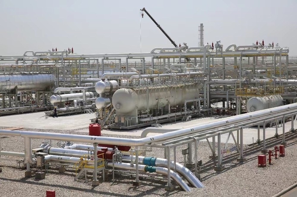 圖為位于伊拉克米桑省阿瑪拉市，由中國石油、道達爾、馬來西亞石油合資建設(shè)的哈法亞油田油氣處理站。中國石油哈法亞公司/供圖