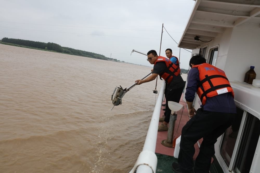 2023年6月29日，調(diào)水調(diào)沙期間，黃河下游利津水文站工作人員在進(jìn)行取沙作業(yè)。新華社記者 劉詩(shī)平 攝