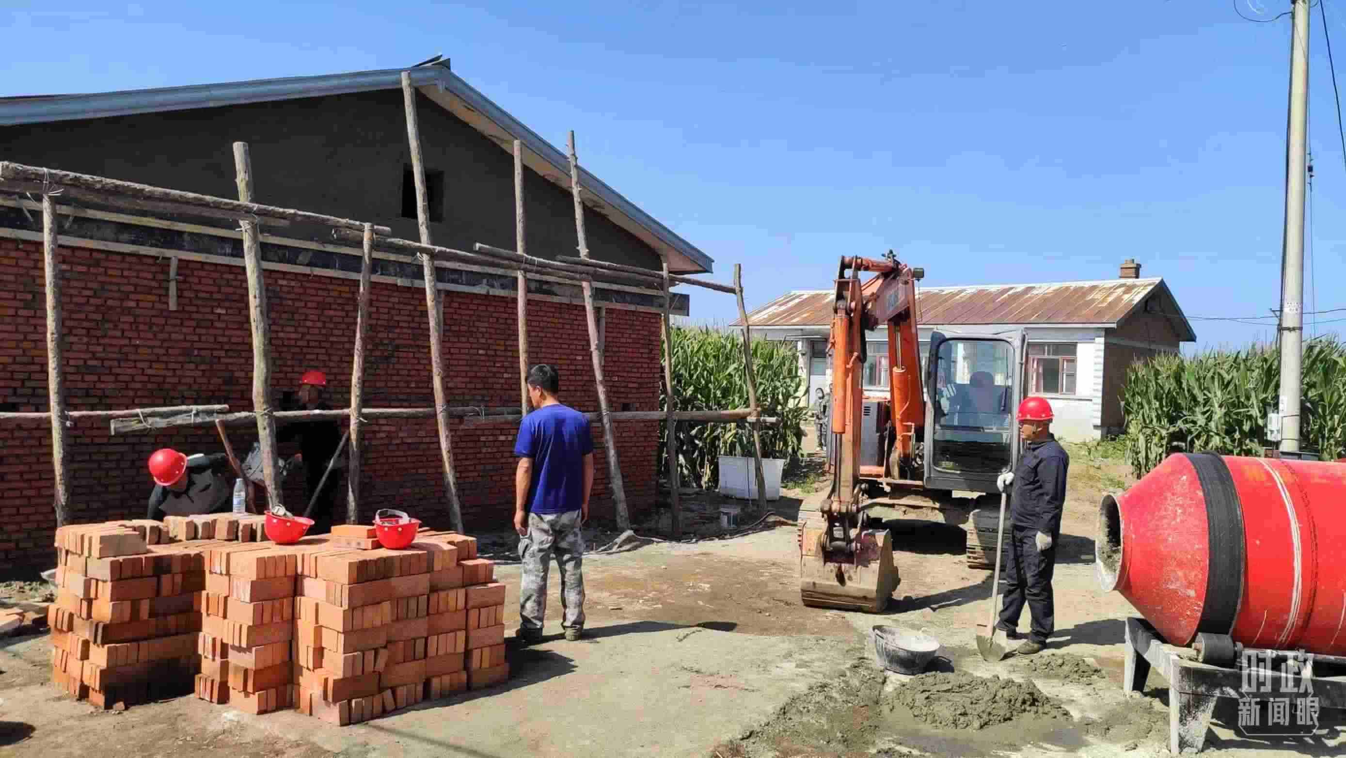 △村民正在修繕被損的房屋。（總臺央視記者薛冠南拍攝）