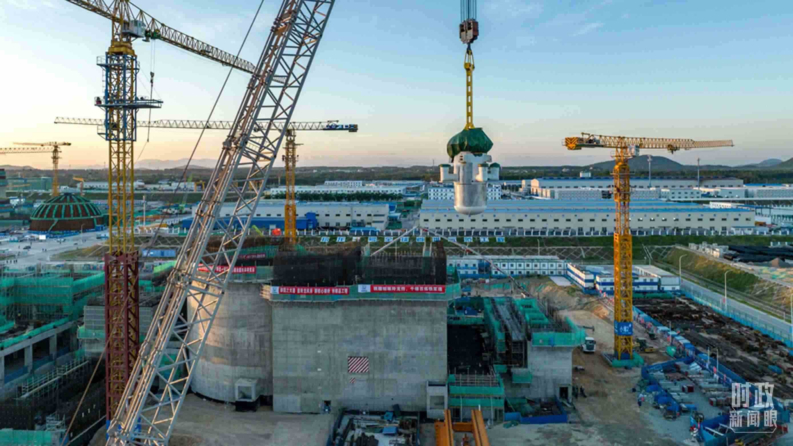 △8月10日，由中國第一重型機(jī)械股份公司承制的玲龍一號反應(yīng)堆核心模塊“玲龍之心”成功吊裝。（圖/國務(wù)院國資委網(wǎng)站）