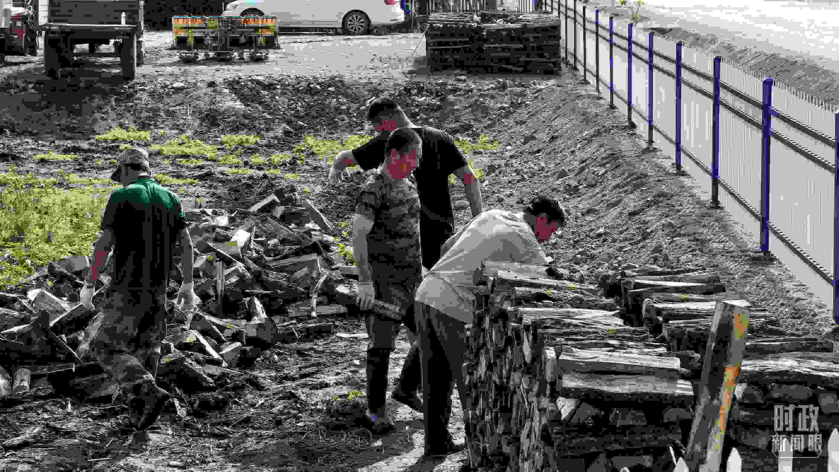 △村民正在整理家中被洪水沖垮的柴火垛。（總臺央廣記者潘毅拍攝）