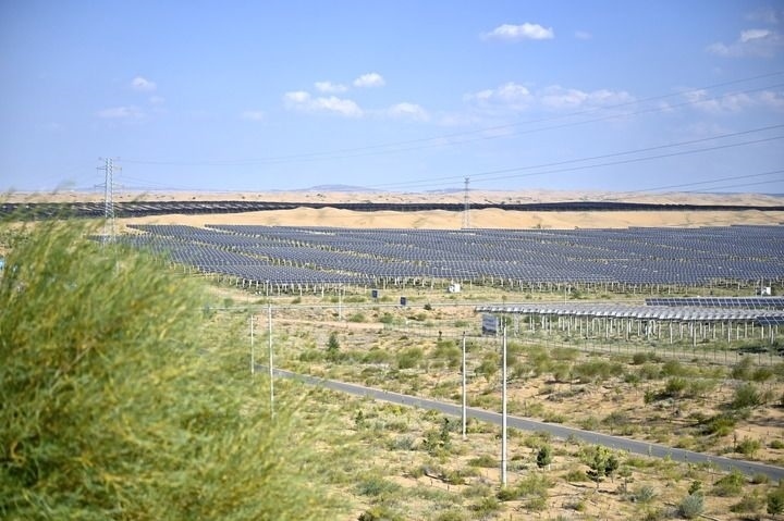 這是2023年8月24日拍攝的內(nèi)蒙古鄂爾多斯市達(dá)拉特光伏基地。新華社記者 賀書(shū)琛 攝