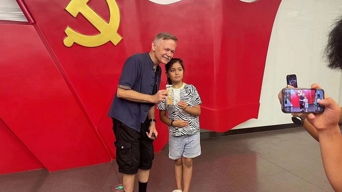 潘維廉和志愿講解員紀(jì)念合影。主辦方供圖