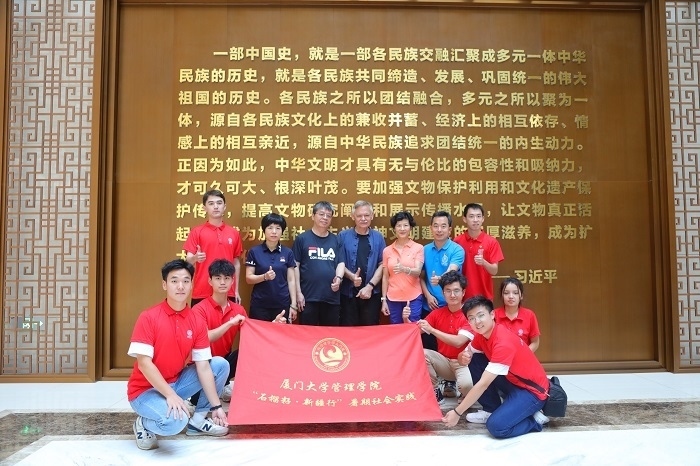 潘維廉和實(shí)踐隊(duì)師生在昌吉州博物館合影。主辦方供圖