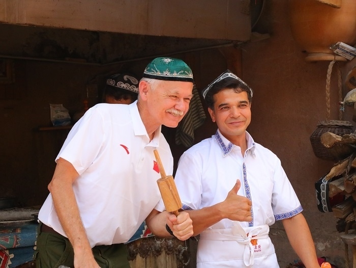 潘維廉和維吾爾族創(chuàng)業(yè)青年合影。主辦方供圖