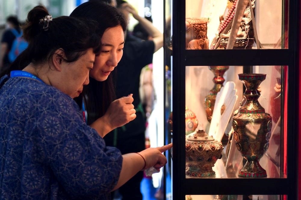 △2023年8月24日，參觀者在第十四屆中國(guó)—東北亞博覽會(huì)現(xiàn)場(chǎng)選購(gòu)尼泊爾特色商品。