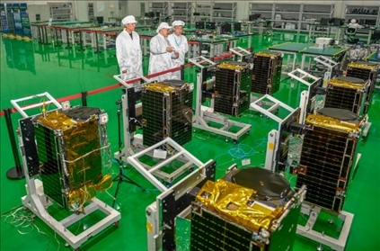 △2022年10月17日，位于吉林長(zhǎng)春的長(zhǎng)光衛(wèi)星技術(shù)股份有限公司科研人員在衛(wèi)星總裝測(cè)試大廳進(jìn)行相關(guān)測(cè)試工作。