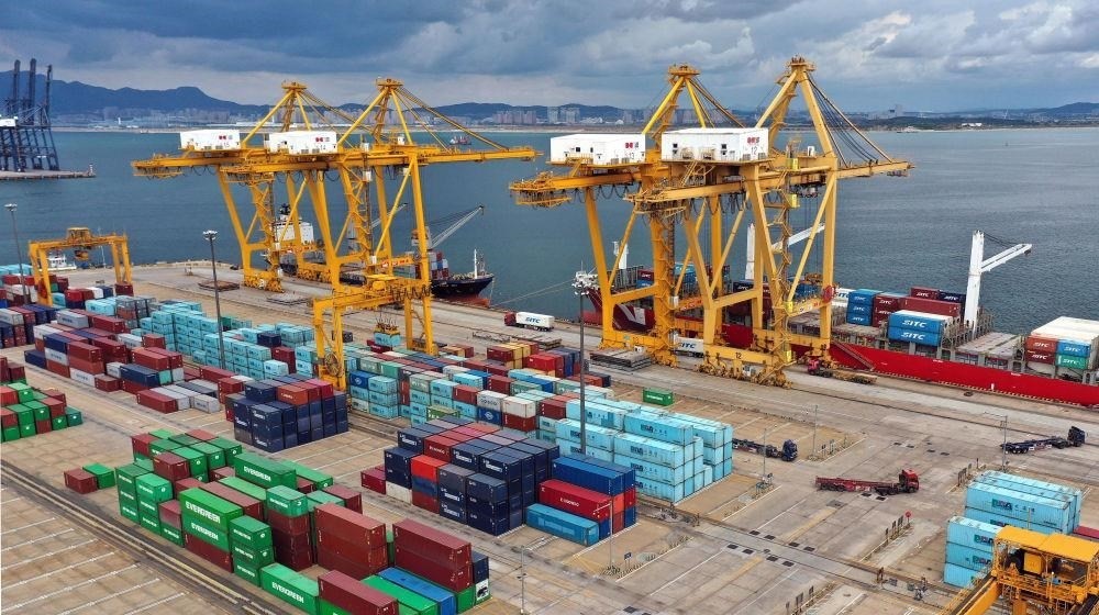 △在遼寧大連市遼寧港口集團(tuán)大連港集裝箱碼頭，貨輪在裝卸集裝箱。