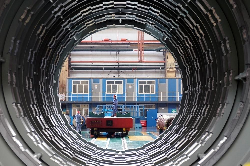 △2023年8月31日，工人在哈電集團(tuán)哈爾濱電機(jī)廠有限責(zé)任公司的水電分廠重型車間作業(yè)。