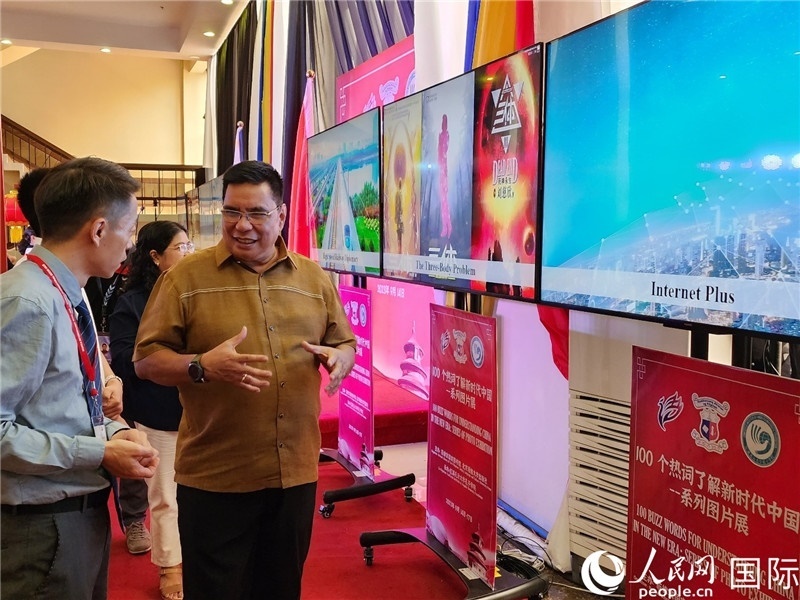 圖為菲律賓國(guó)家圖書(shū)館館長(zhǎng)阿德里亞諾參觀新時(shí)代中國(guó)圖片展。人民網(wǎng)記者樊帆攝