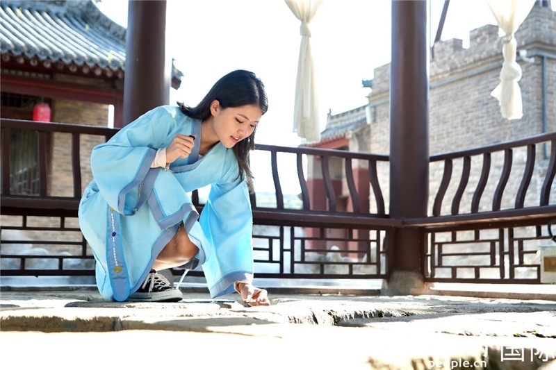 圖為選手在“曲水流觴亭”將“桃心”蠟燭放入渠中。人民網(wǎng) 盧鵬宇攝