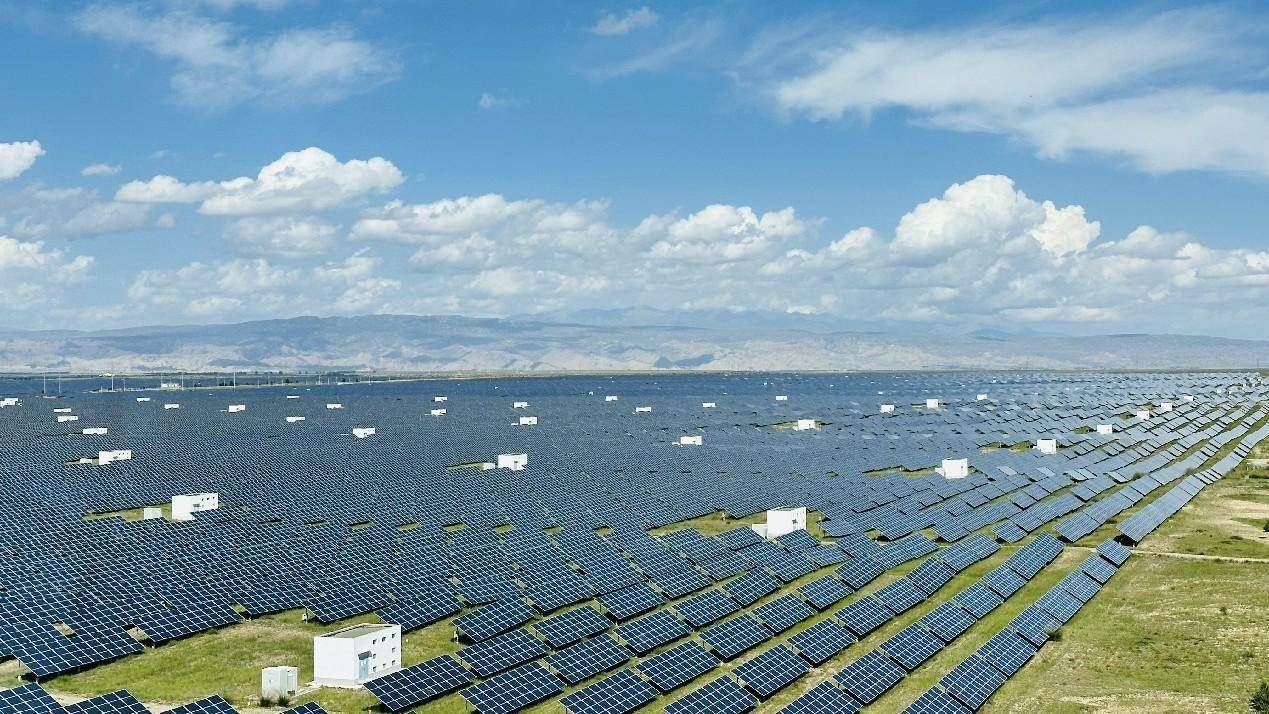 遠眺青海省海南州光伏發(fā)電園區(qū)。人民網 劉沛然攝