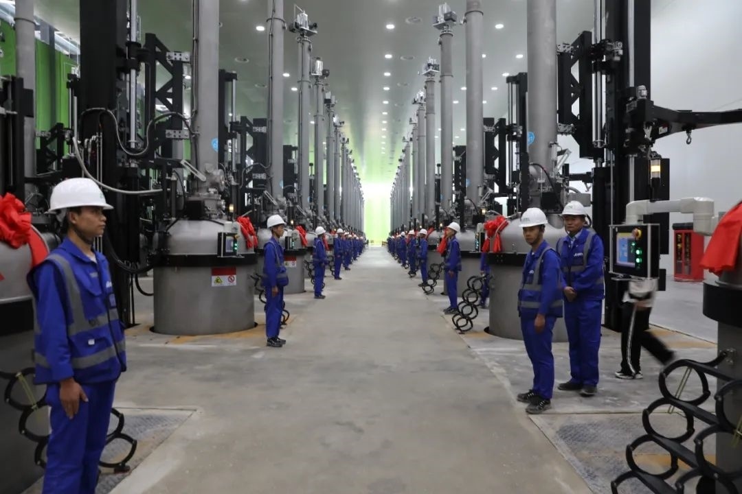 晶科能源二期20GW拉棒切方項目投產現(xiàn)場。南川工業(yè)園區(qū)管委會供圖