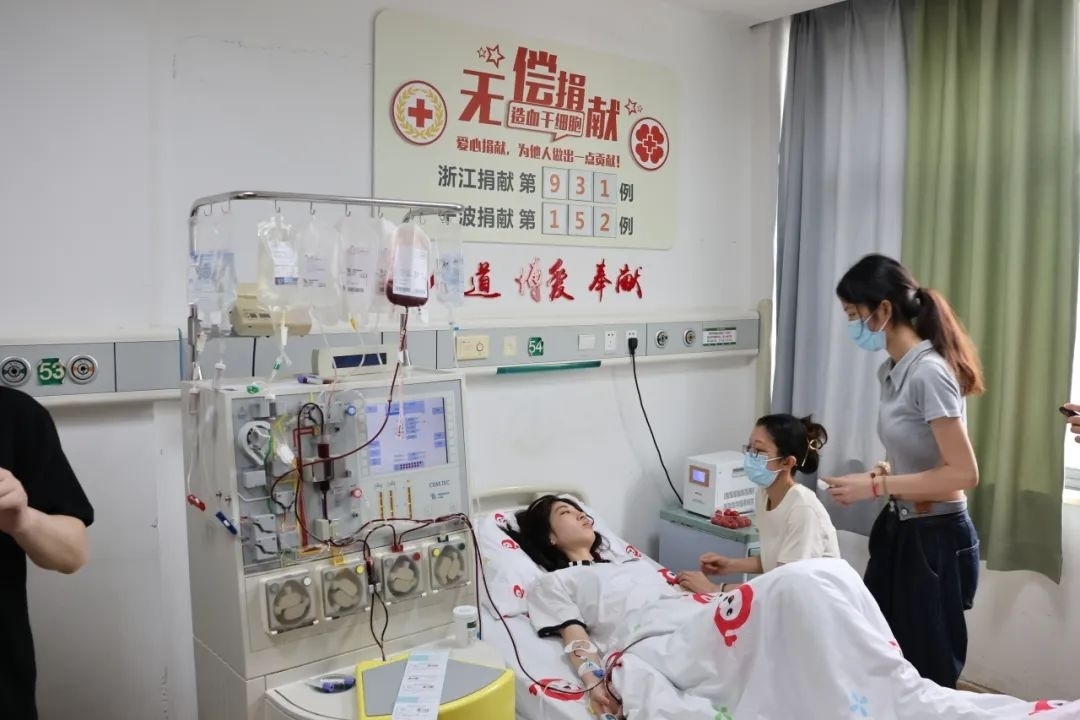 陸冰冰（右三）捐獻(xiàn)185毫升造血干細(xì)胞。受訪者供圖