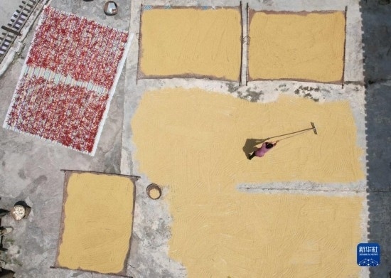 9月16日，村民在貴州省黔東南苗族侗族自治州施秉縣馬溪鄉(xiāng)王家坪村晾曬稻谷（無人機照片）。