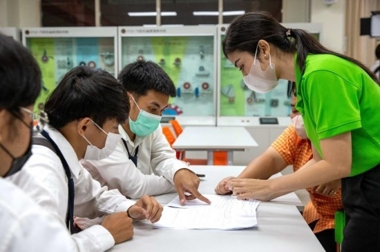 3月14日，在泰國(guó)大城府大城技術(shù)學(xué)院魯班工坊，教師（右一）給學(xué)生上課。新華社記者 王騰 攝