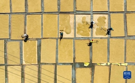 9月16日，在湖南省懷化市通道侗族自治縣萬佛山鎮(zhèn)溪上村，村民在晾曬稻谷（無人機照片）。