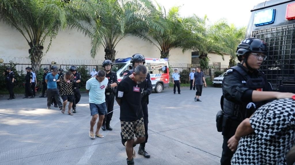 圖為涉詐犯罪嫌疑人移交我方。