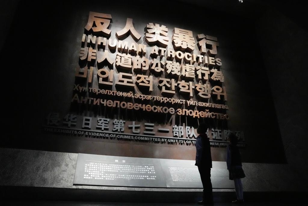 9月18日，青少年在侵華日軍第七三一部隊(duì)罪證陳列館內(nèi)參觀。新華社記者 王建威 攝