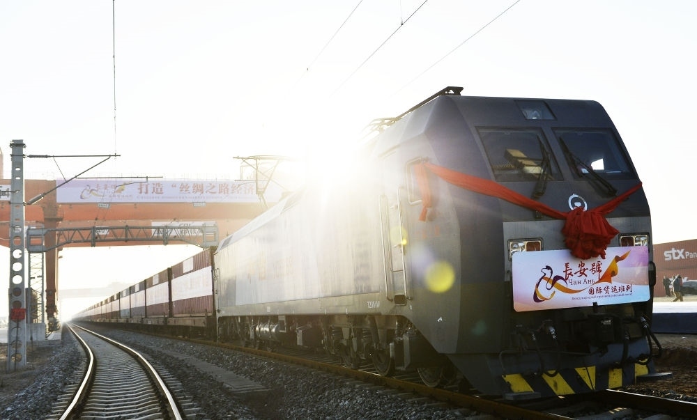 2013年11月28日，首趟由西安發(fā)往哈薩克斯坦阿拉木圖的長安號(hào)國際貨運(yùn)列車等待出發(fā)。新華社記者 劉瀟 攝
