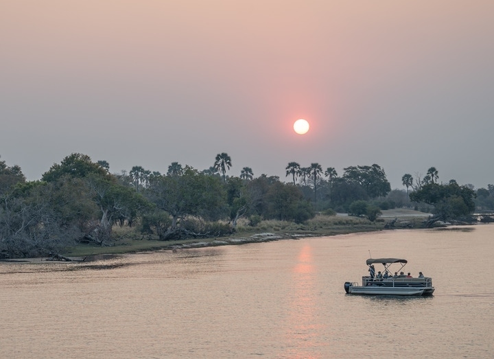 8月23日，在贊比亞拍攝的贊比西河上的游船。