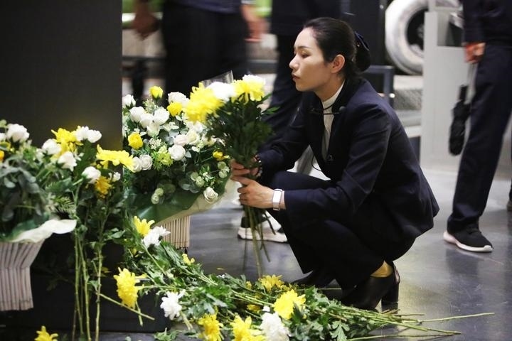 9月18日，工作人員在侵華日軍第七三一部隊(duì)罪證陳列館整理花束。新華社記者 石楓 攝