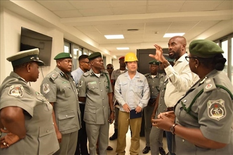 萊基港員工向海關(guān)工作人員講解掃描儀使用方法。受訪者供圖