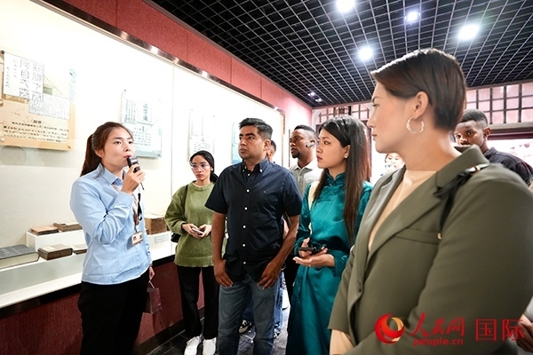 選手們認(rèn)真聆聽(tīng)導(dǎo)游講解。人民網(wǎng) 盧鵬宇攝