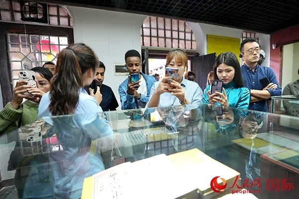 選手們認(rèn)真聆聽(tīng)導(dǎo)游講解。人民網(wǎng) 盧鵬宇攝