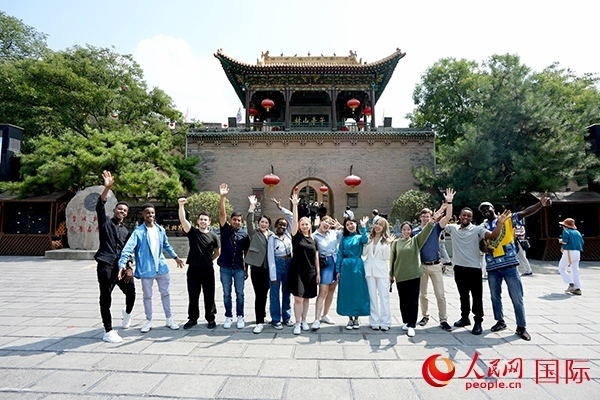 選手們?cè)谟鶗?shū)樓前合影。人民網(wǎng) 盧鵬宇攝