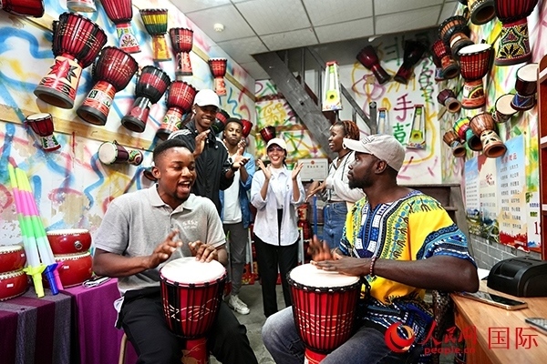 選手們敲起非洲鼓。人民網(wǎng) 盧鵬宇攝