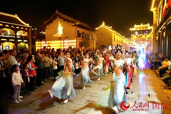 古城巡游隊(duì)伍。人民網(wǎng) 盧鵬宇攝