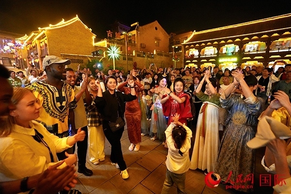 選手們和演員們一起舞蹈。人民網(wǎng) 盧鵬宇攝